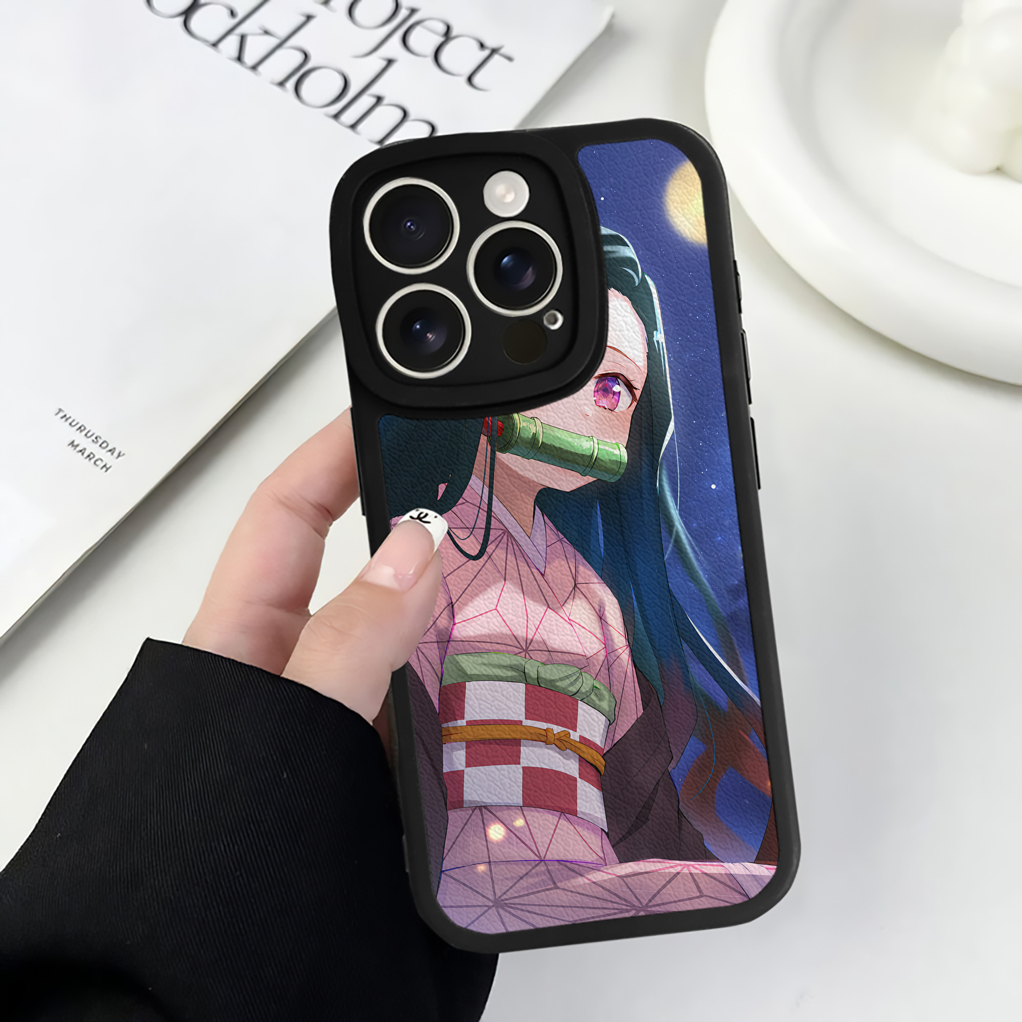 （画像用） 鬼滅の刃（きめつのやいば）竈門 禰󠄀豆子／かまど ねずこ Kamado Nezuko 【iPhone 16シリーズ対応】シリコンスマホケース（レザー調） 材質：シリコン